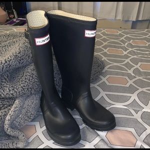 Hunter Boots Size 4 Kids (Navy)